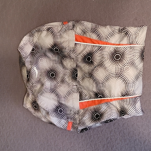 Saucony runners light weight jacket. Woman's Size m - Picture 3 of 4